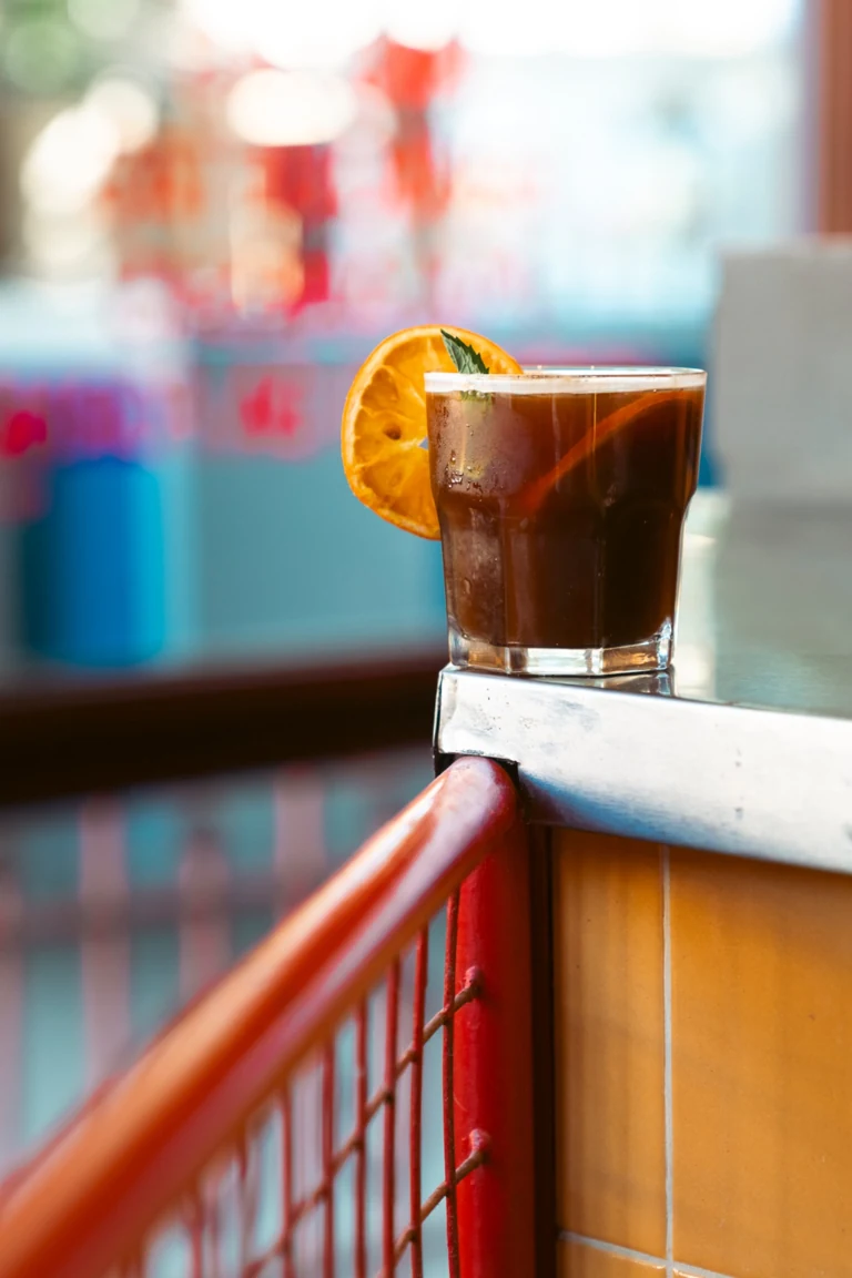 Bebida de café frío con una rodaja de cítrico