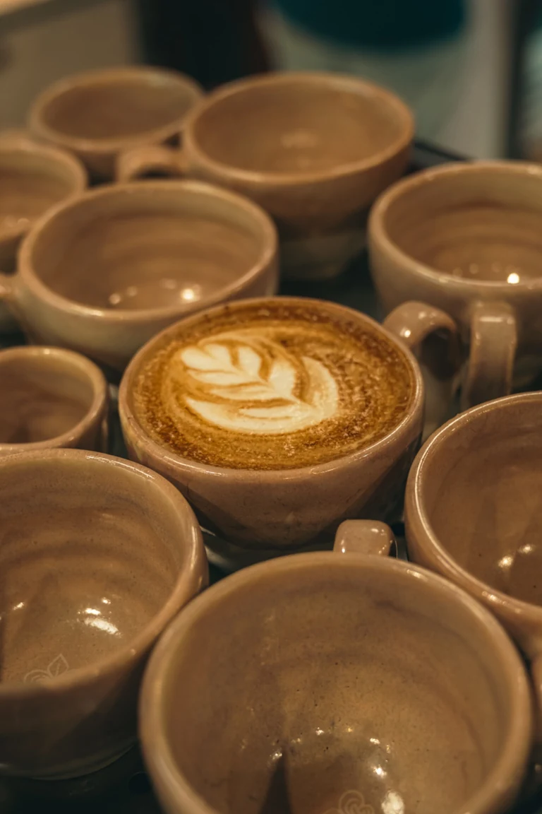 Café caliente entre tazas de Fiorentina