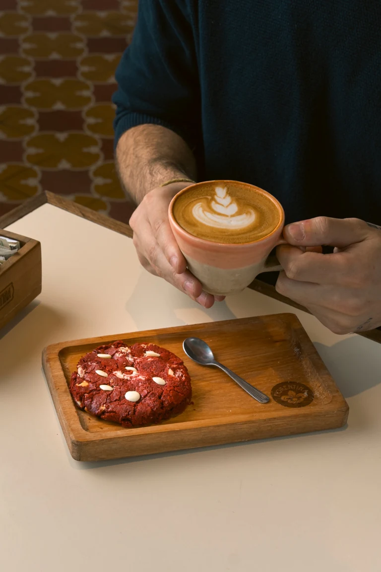 Café caliente acompañado de una cookie