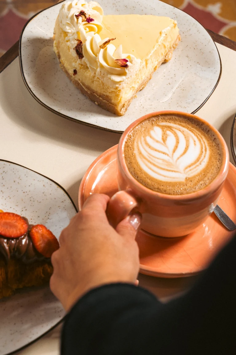 Café y una porción de torta