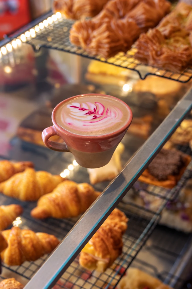 Café con latte art sobre nuestro mostrador